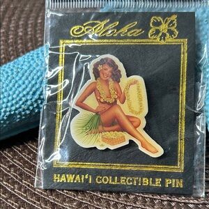 🖤NEW🔺Hawai'i Collectible Pin with Hula Girl